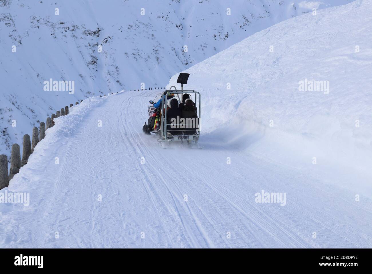 Realp, Kanton Uri (UR)/ Svizzera - Gennaio 26 2020: Servizio di trasporto in motoslitta per turisti in hotel in inverno Foto Stock