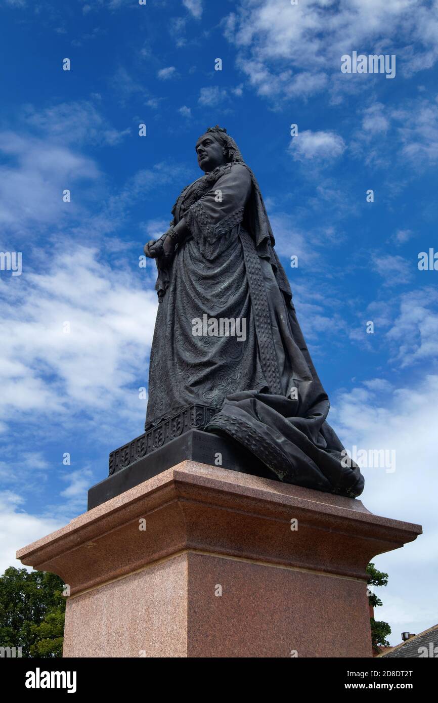 Regno Unito, West Yorkshire, Wakefield, Statua della Regina Vittoria su Castrop Rauxel Square, Rishworth Street. Foto Stock