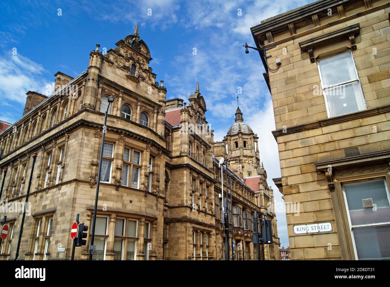 Regno Unito, West Yorkshire, Wakefield, Wakefield Town Hall all'angolo di King Street. Foto Stock