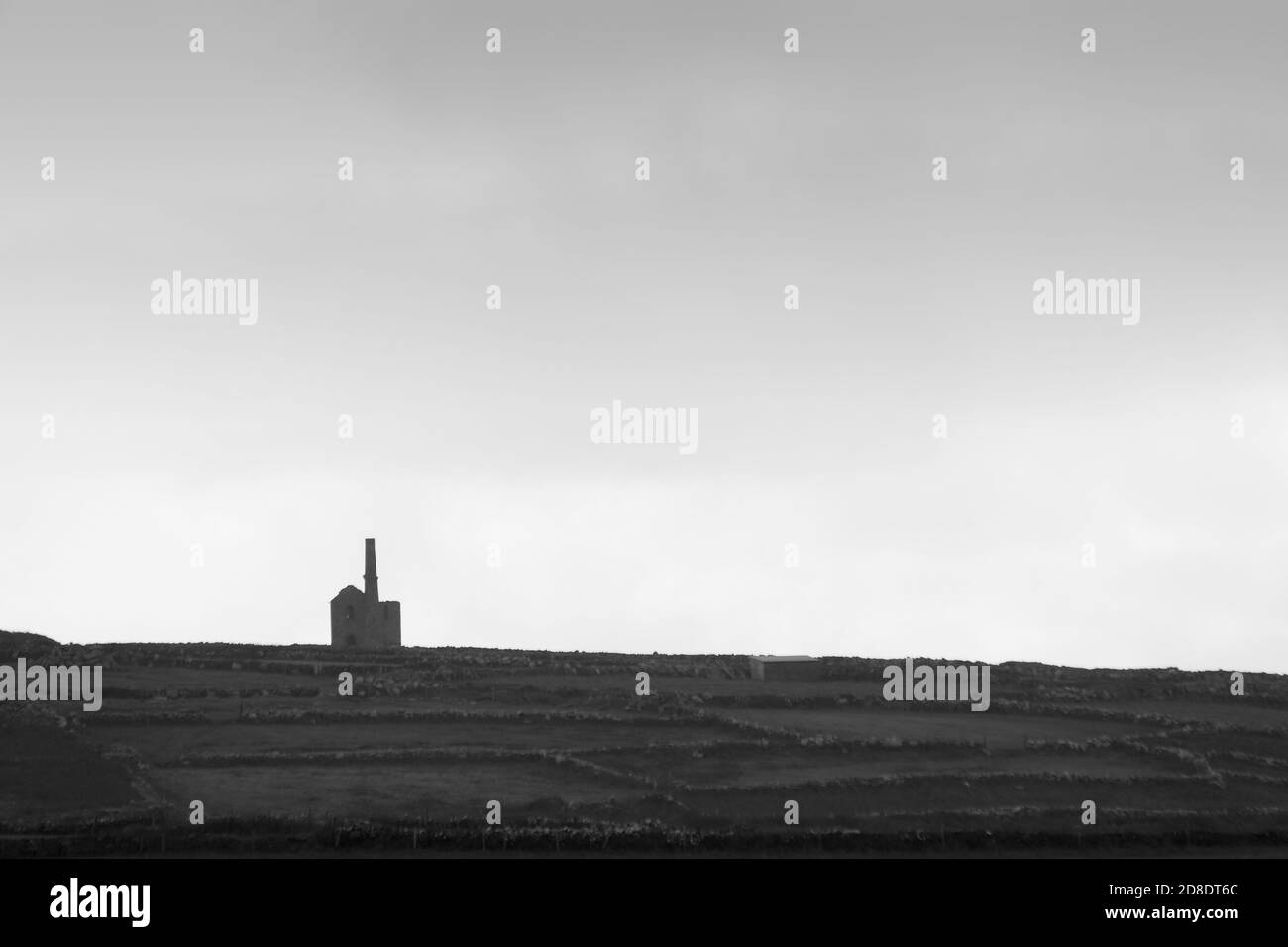 Casa motore Lone in campi in Cornovaglia, Regno Unito, in bianco e nero Foto Stock