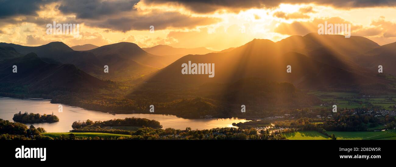 Vista panoramica delle campane occidentali del Lake District e del lago Derwentwater con splendidi raggi di luce che si infrangono attraverso le nuvole. Foto Stock