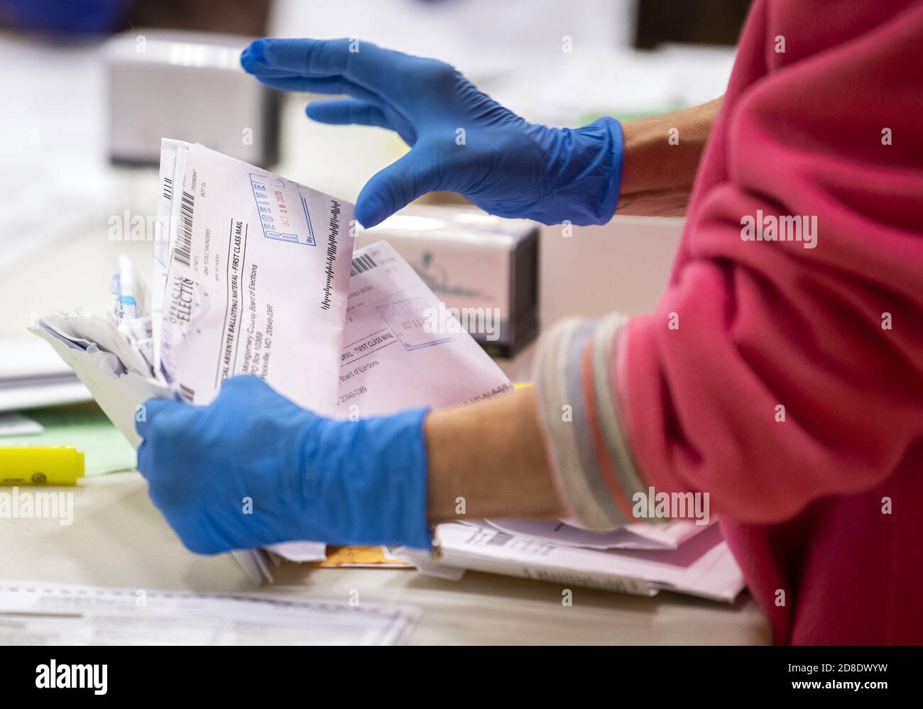 Gaithersburg, Stati Uniti. 29 Ott 2020. I Canvasers procedono i voti elettorali per posta in un impianto di smistamento a Gaithersburg, Maryland, giovedì 29 ottobre 2020. I lavoratori controllano l'autenticità e gli errori prima di presentare la votazione. Il voto per posta è salito alle elezioni presidenziali del 3 novembre 2020 a causa della pandemia del COVID-19. Foto di Kevin Dietsch/UPI Credit: UPI/Alamy Live News Foto Stock