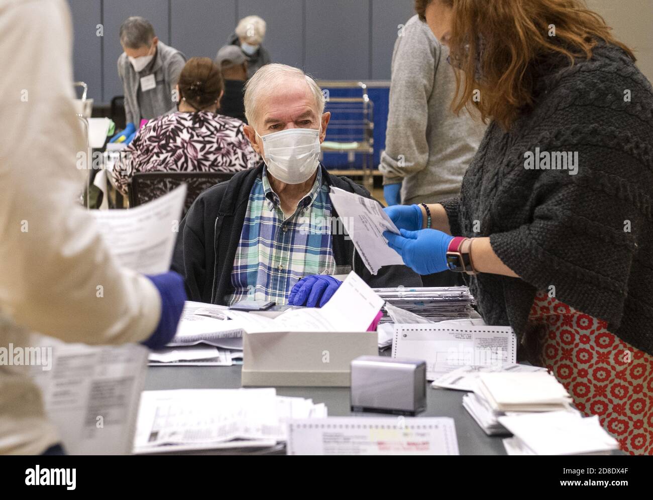 Gaithersburg, Stati Uniti. 29 Ott 2020. I Canvasers procedono i voti elettorali per posta in un impianto di smistamento a Gaithersburg, Maryland, giovedì 29 ottobre 2020. I lavoratori controllano l'autenticità e gli errori prima di presentare la votazione. Il voto per posta è salito alle elezioni presidenziali del 3 novembre 2020 a causa della pandemia del COVID-19. Foto di Kevin Dietsch/UPI Credit: UPI/Alamy Live News Foto Stock