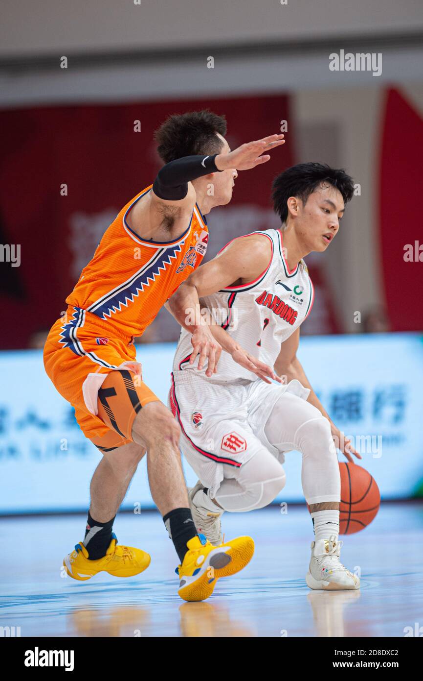 Zhuji, provincia cinese di Zhejiang. 29 Ott 2020. Luo Hanchen (L) degli squali di Shanghai difende Xu Jie delle Tigri meridionali di Guangdong durante la sesta partita alla stagione 2020-2021 della Chinese Basketball Association (CBA) League a Zhuji, nella Provincia Zhejiang della Cina orientale, 29 ottobre 2020. Credit: Jiang Han/Xinhua/Alamy Live News Foto Stock