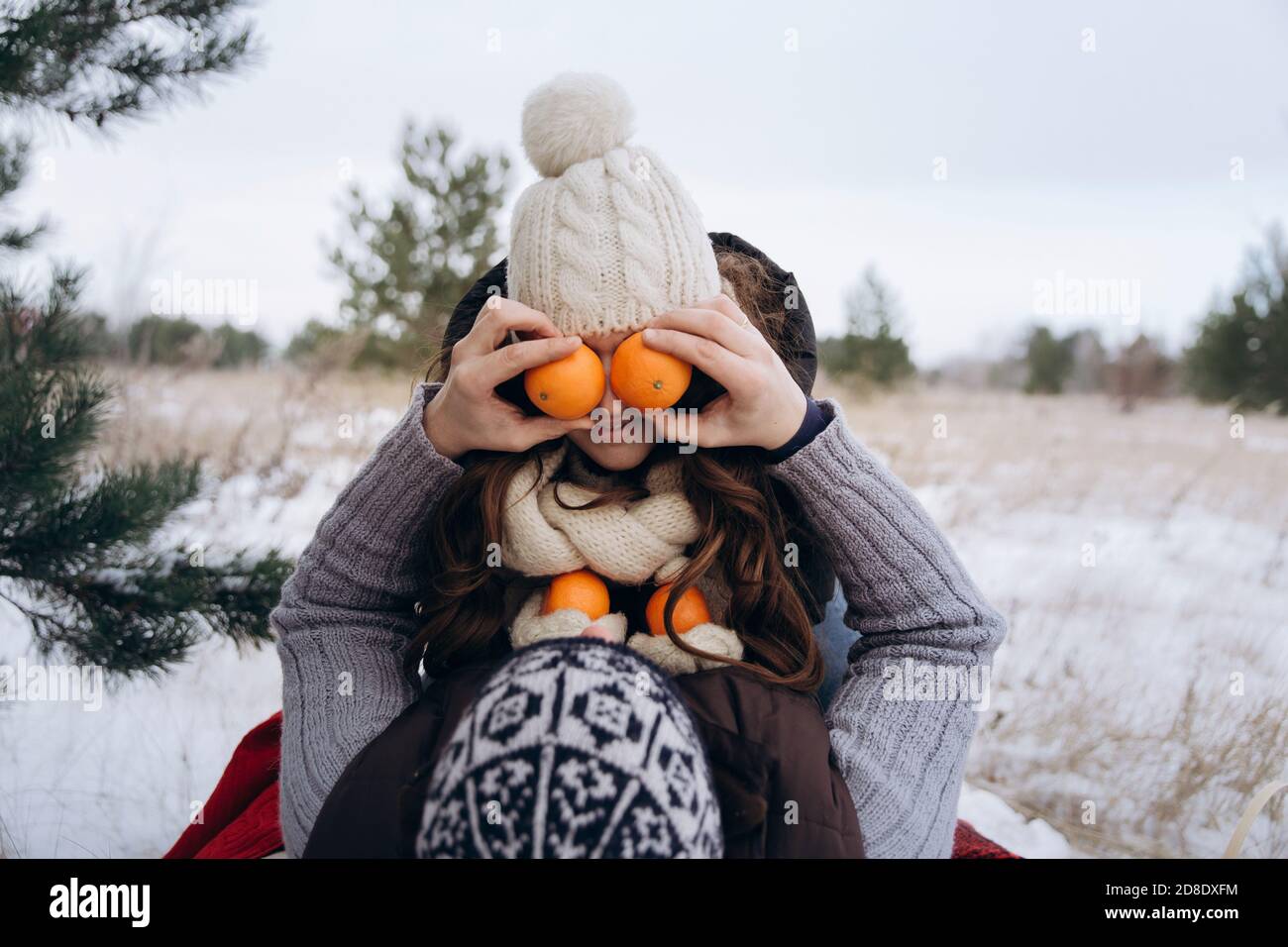 Giovane coppia che si aggira nella neve in inverno. Foto Stock