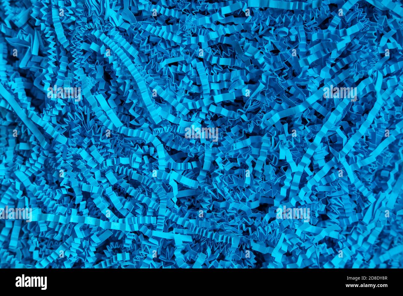 sfondo blu. texture volumetrica. Stucco carta. Riempitivo per regali. Per una festa di carta. Per la confezione regalo Foto Stock