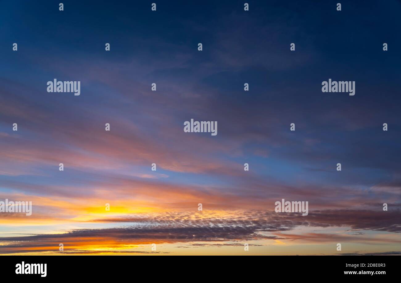 Crepuscolo con il cielo di tramonto impressionante dall'ora d'oro al blu ora Foto Stock