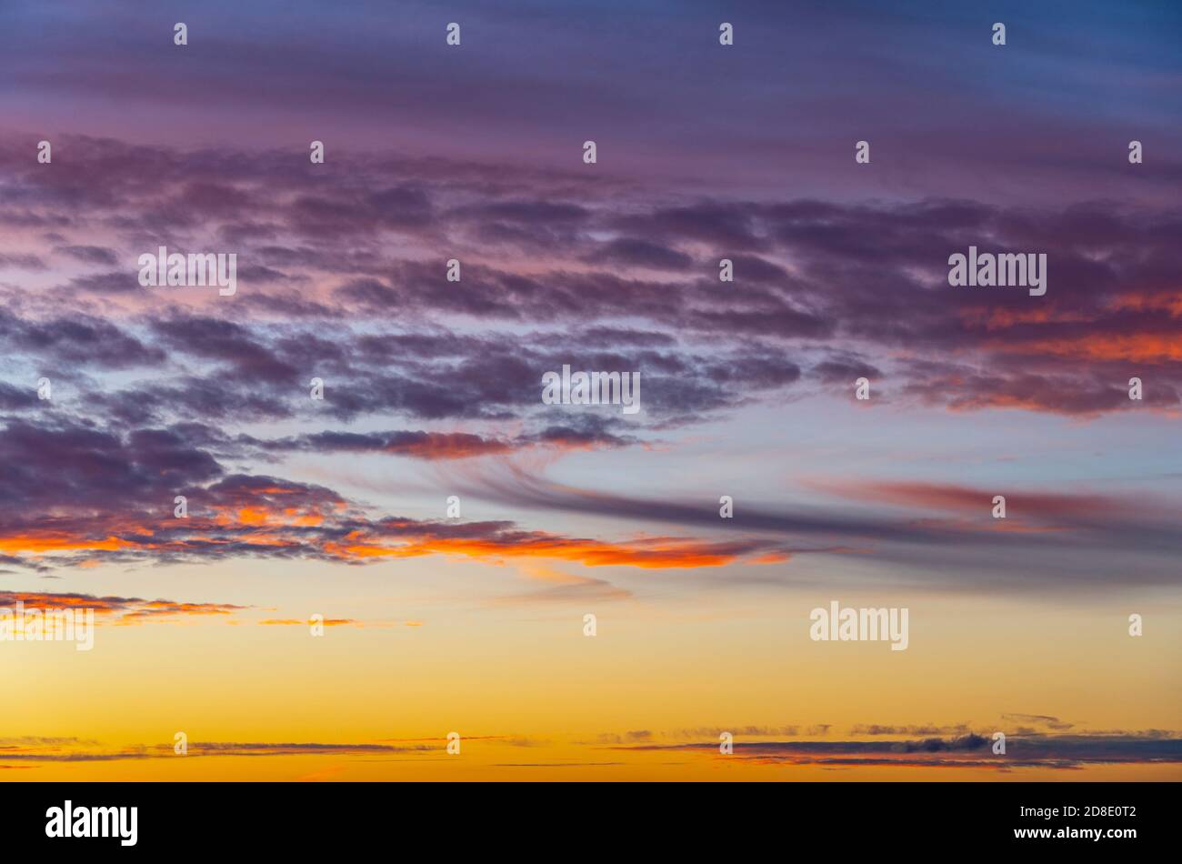Crepuscolo con il cielo di tramonto impressionante dall'ora d'oro al blu ora Foto Stock
