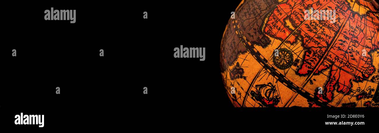 Replica globo antico con mappa dei paesi asiatici, Oceano Indiano e costa africana orientale durante l'era della scoperta (su sfondo nero con copia spac Foto Stock