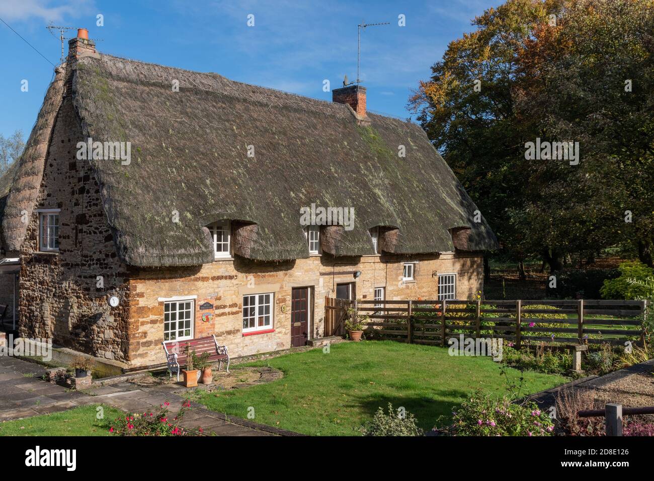Coppia di cottage con il tetto di paglia nel villaggio di Cranford San Giovanni vicino a Kettering, Regno Unito Foto Stock