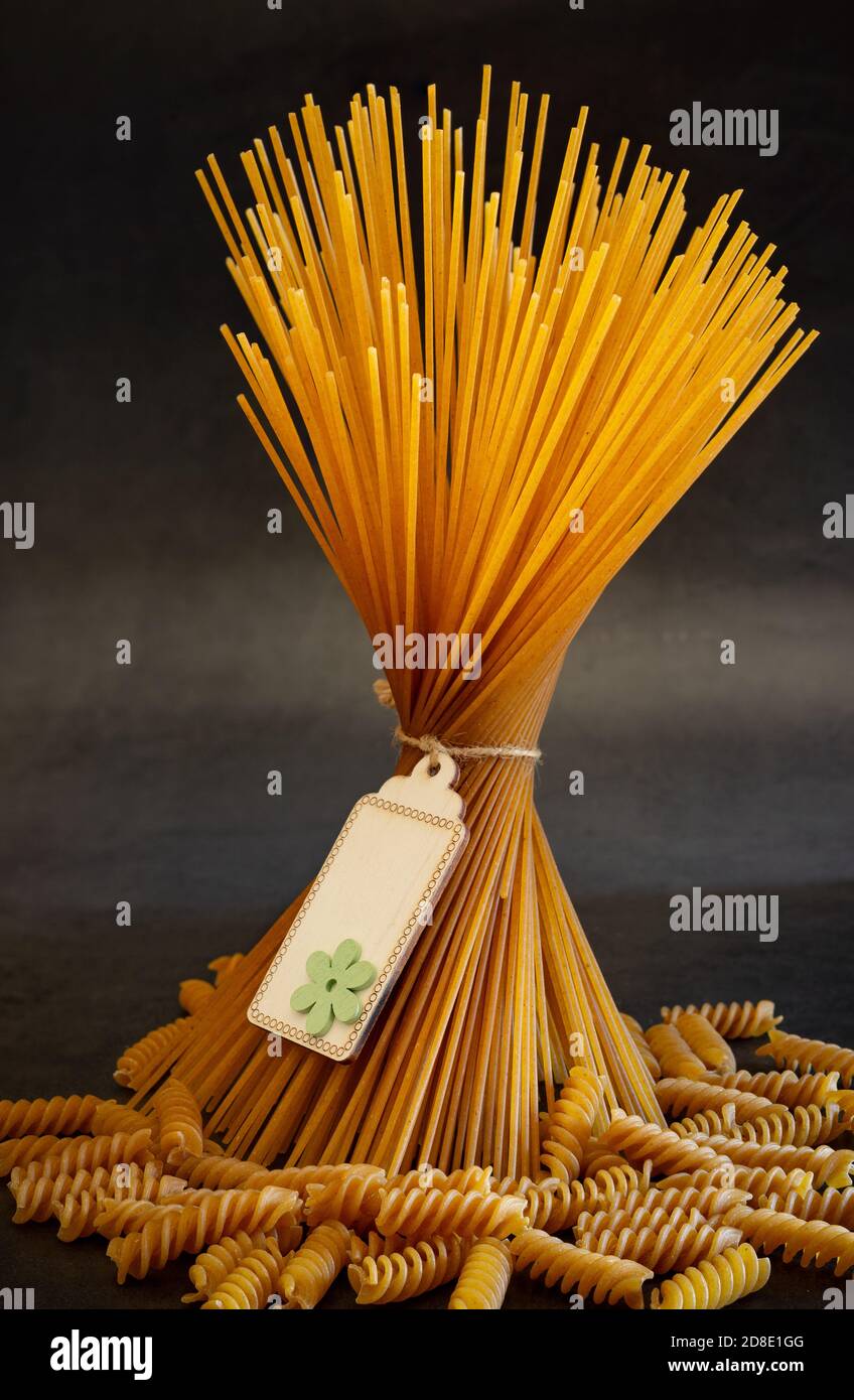 I tipici fusilli integrali e gli spaghetti si concentrano su tutti Foto Stock