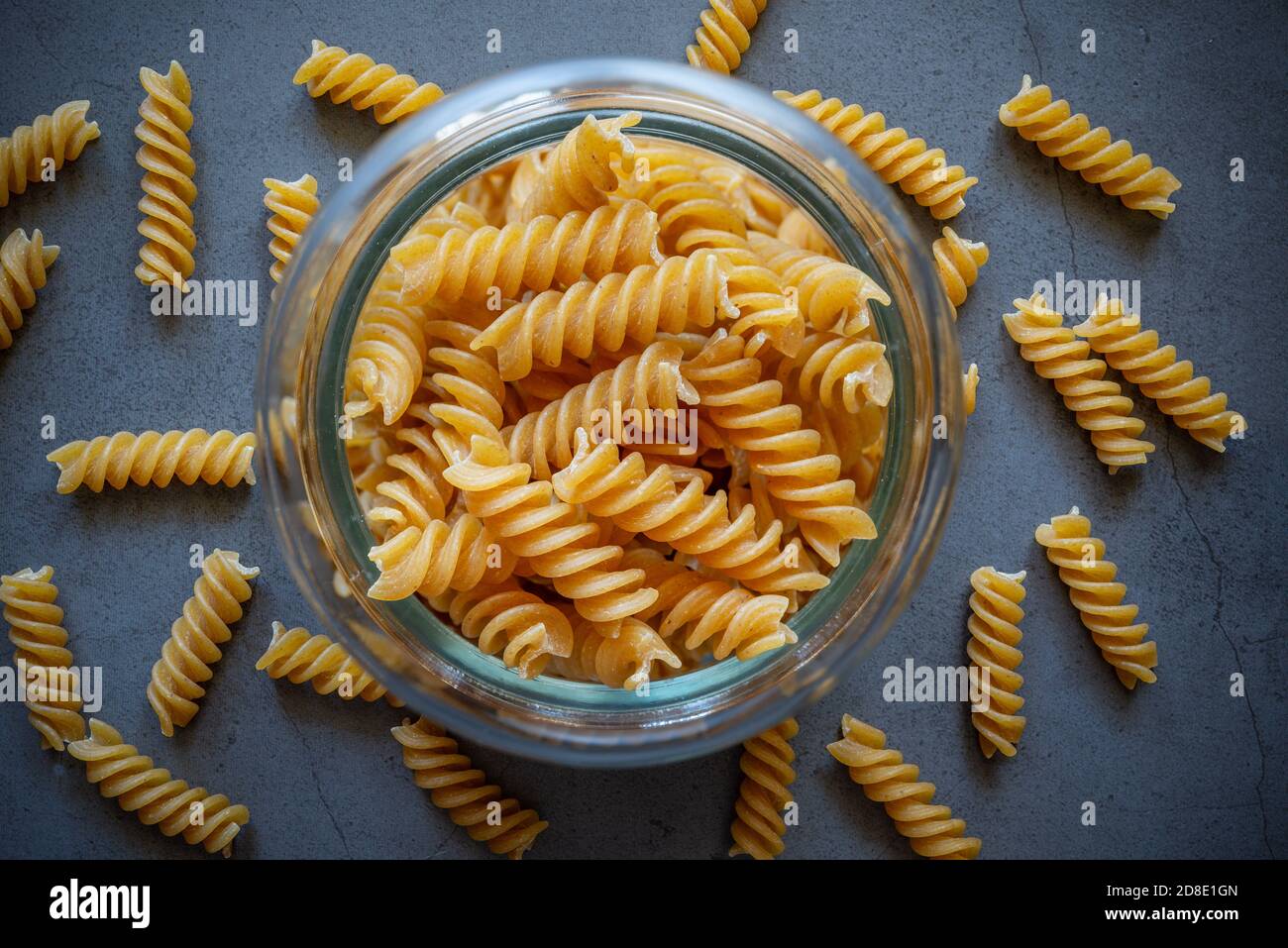 Tipica pasta di fusilli integrale con fondo tutto fuoco Foto Stock