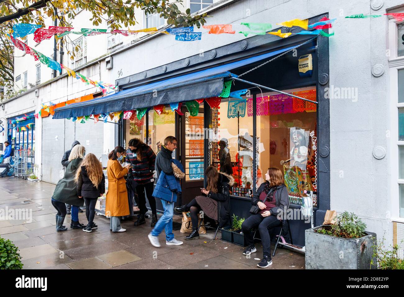 Un evento per celebrare il Day of the Dead alla galleria Mexican Arts Society di Chalton Street, Londra, Regno Unito Foto Stock