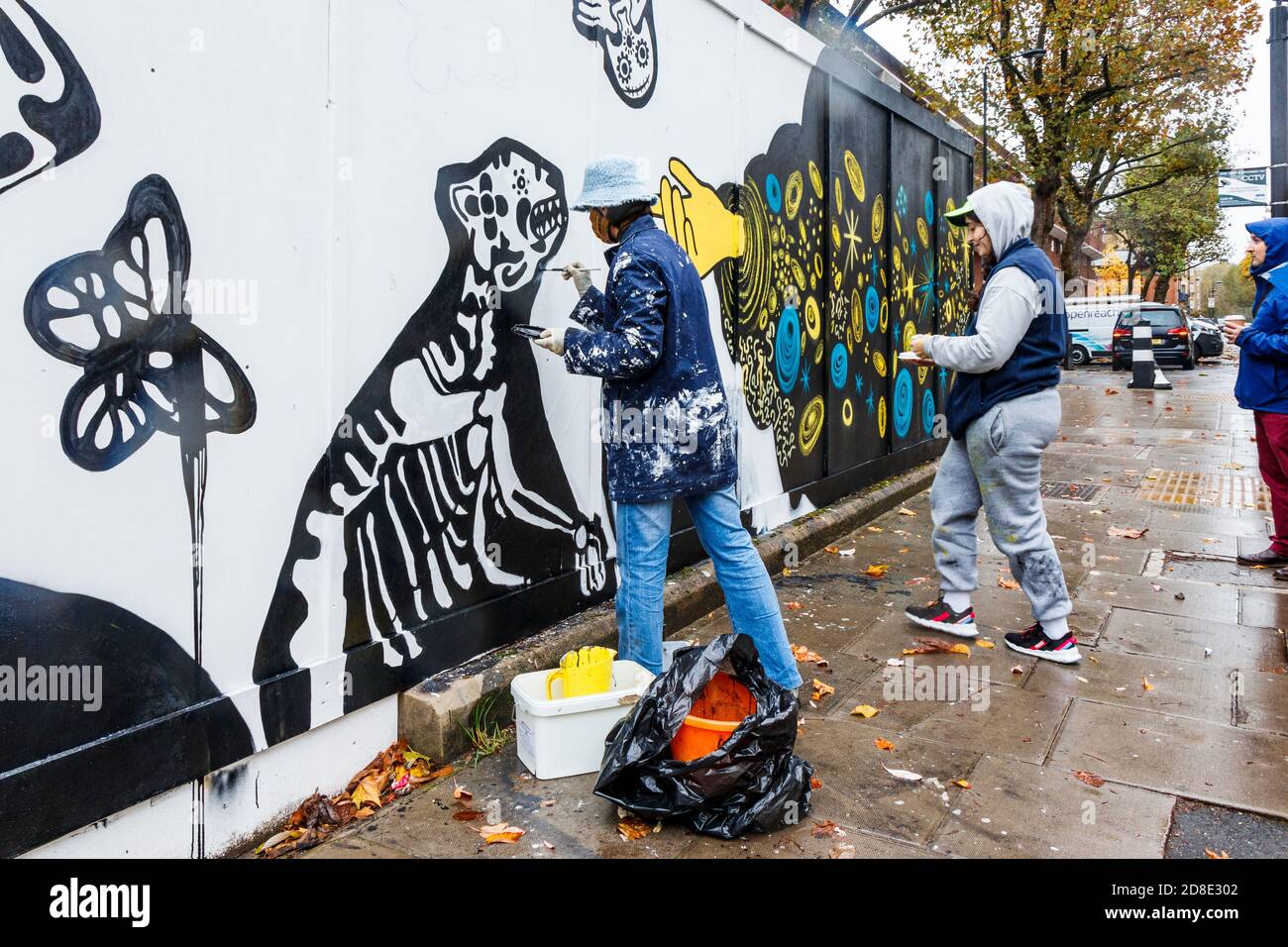 Gli artisti dipingeranno un murale per celebrare il giorno dei morti di fronte alla galleria della Mexican Arts Society a Chalton Street, Londra, Regno Unito Foto Stock