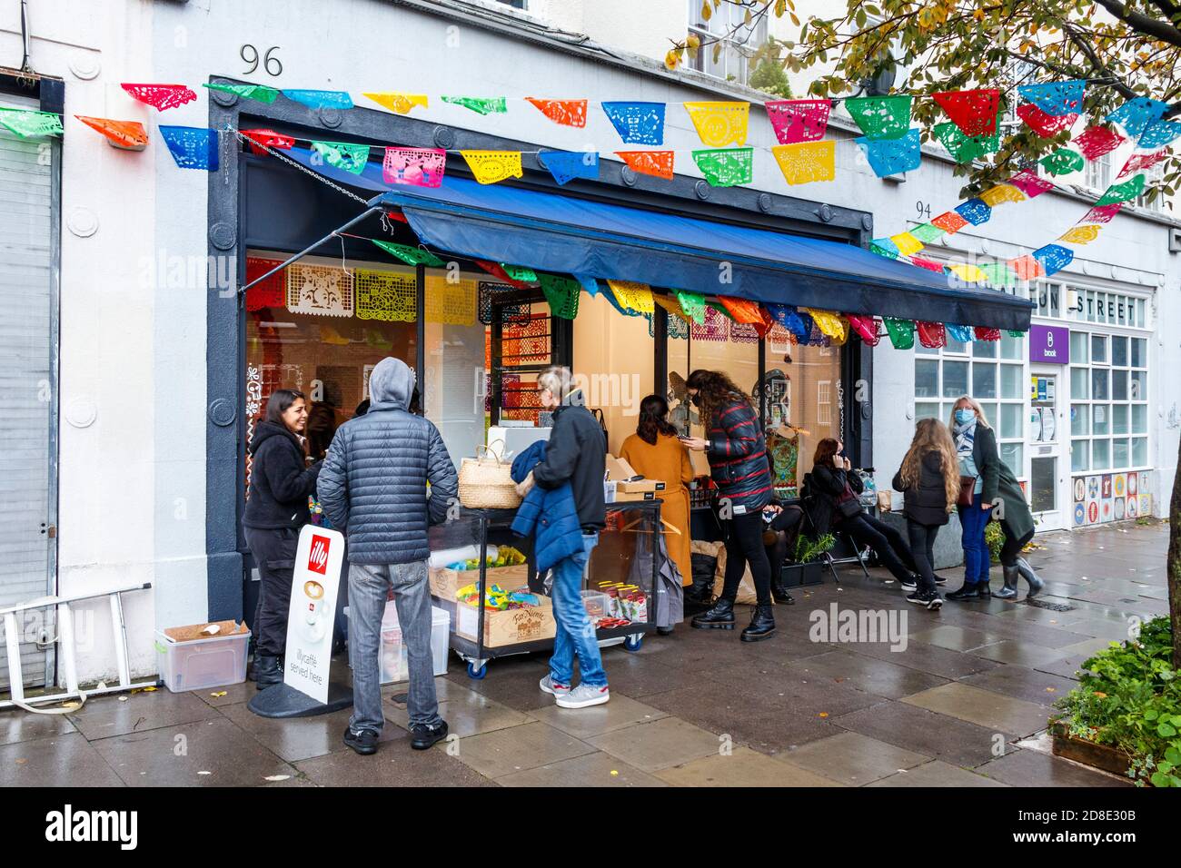 Un evento per celebrare il Day of the Dead alla galleria Mexican Arts Society di Chalton Street, Londra, Regno Unito Foto Stock