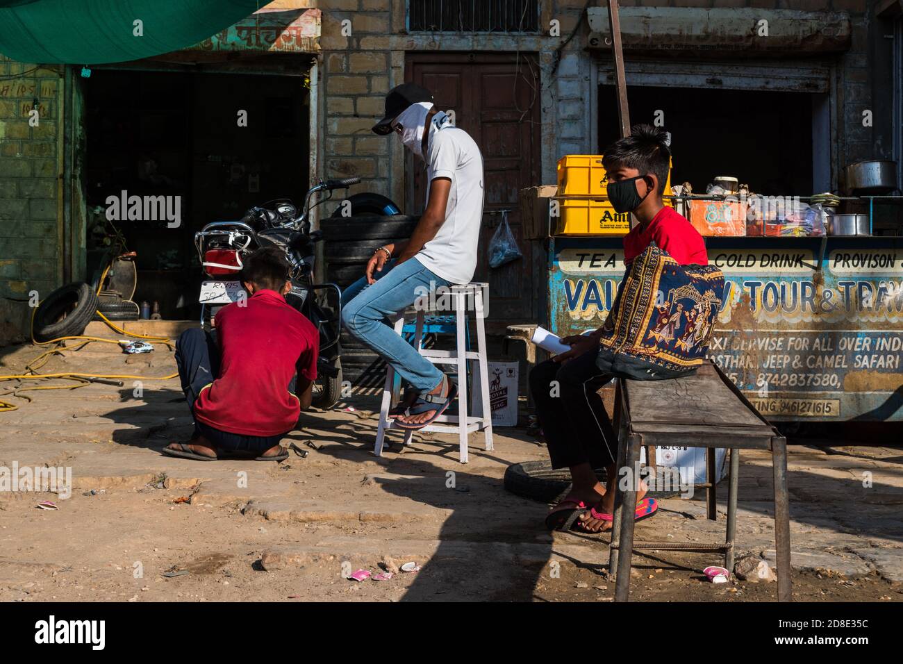 Jaisalmer, Rajasthan / India - Settembre 28 2020 : Kid in attesa di suo fratello per ottenere il pneumatico forato della bici fisso Foto Stock