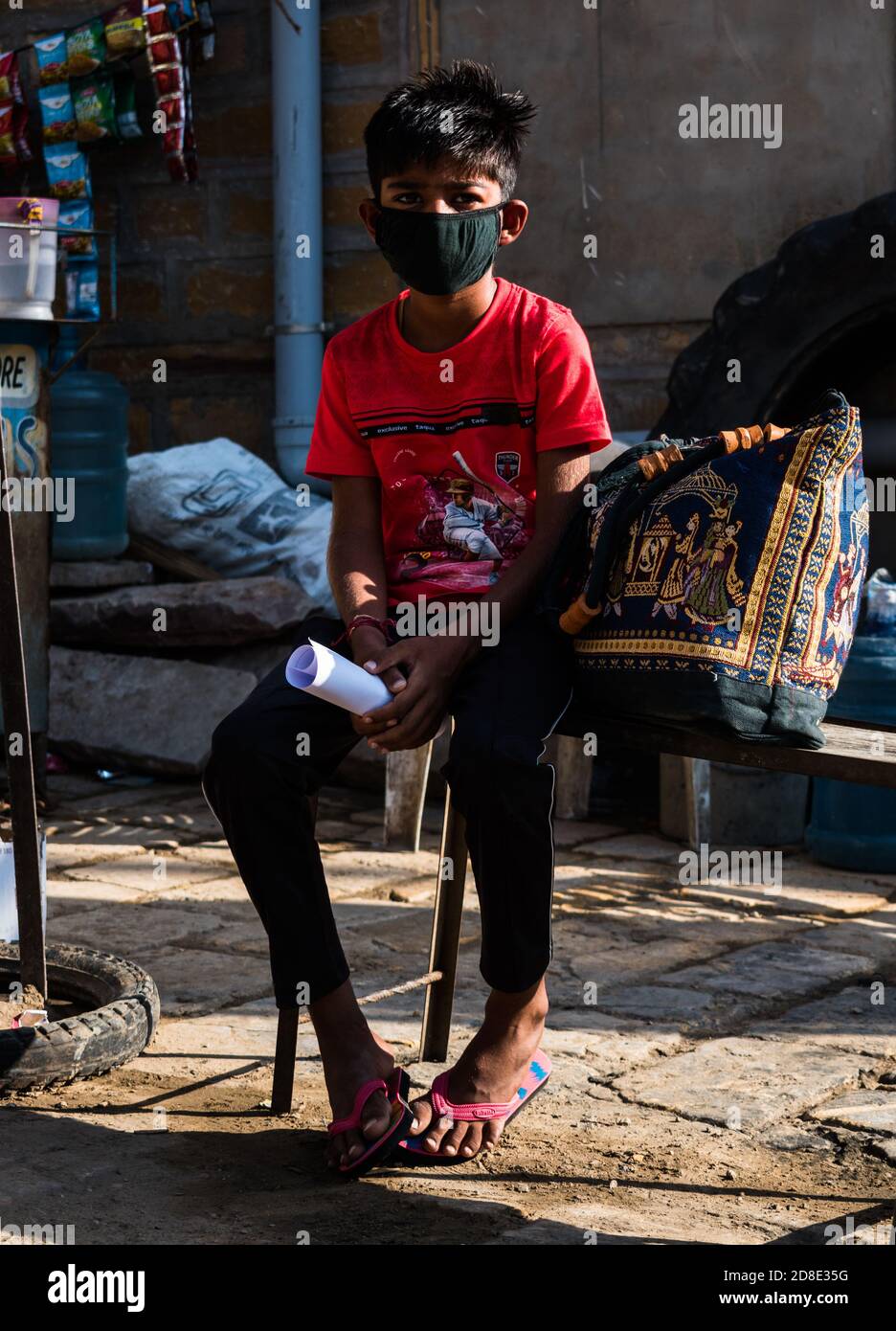 Jaisalmer, Rajasthan / India - Settembre 28 2020 : Kid in attesa di suo fratello per ottenere il pneumatico forato della bici fisso Foto Stock