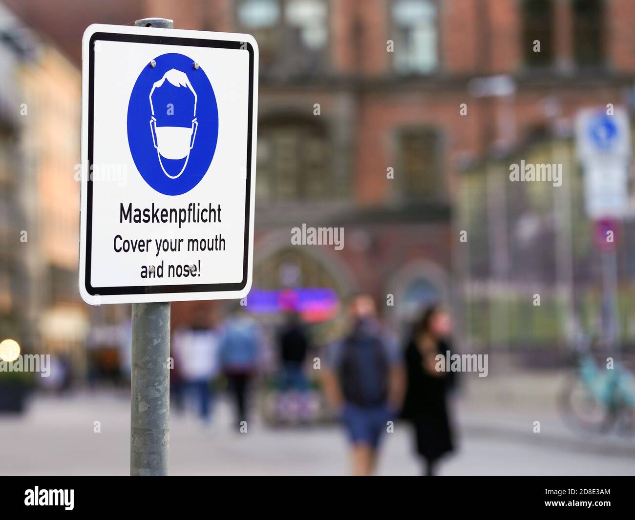 Monaco di Baviera, 26 ottobre 2020: Un segno con un pittogramma di maschera e l'iscrizione 'Mask requirement' si trova su Max-Joseph-Platz di Monaco, Baviera, Germania --- München, 26.10.2020: Ein Swild mit Masken-Piktogramm und der Aufschrift 'Maskenpflicht' steht am Münchener Max-Joseph-Platz, München, Bayern, Deutschland Foto Stock