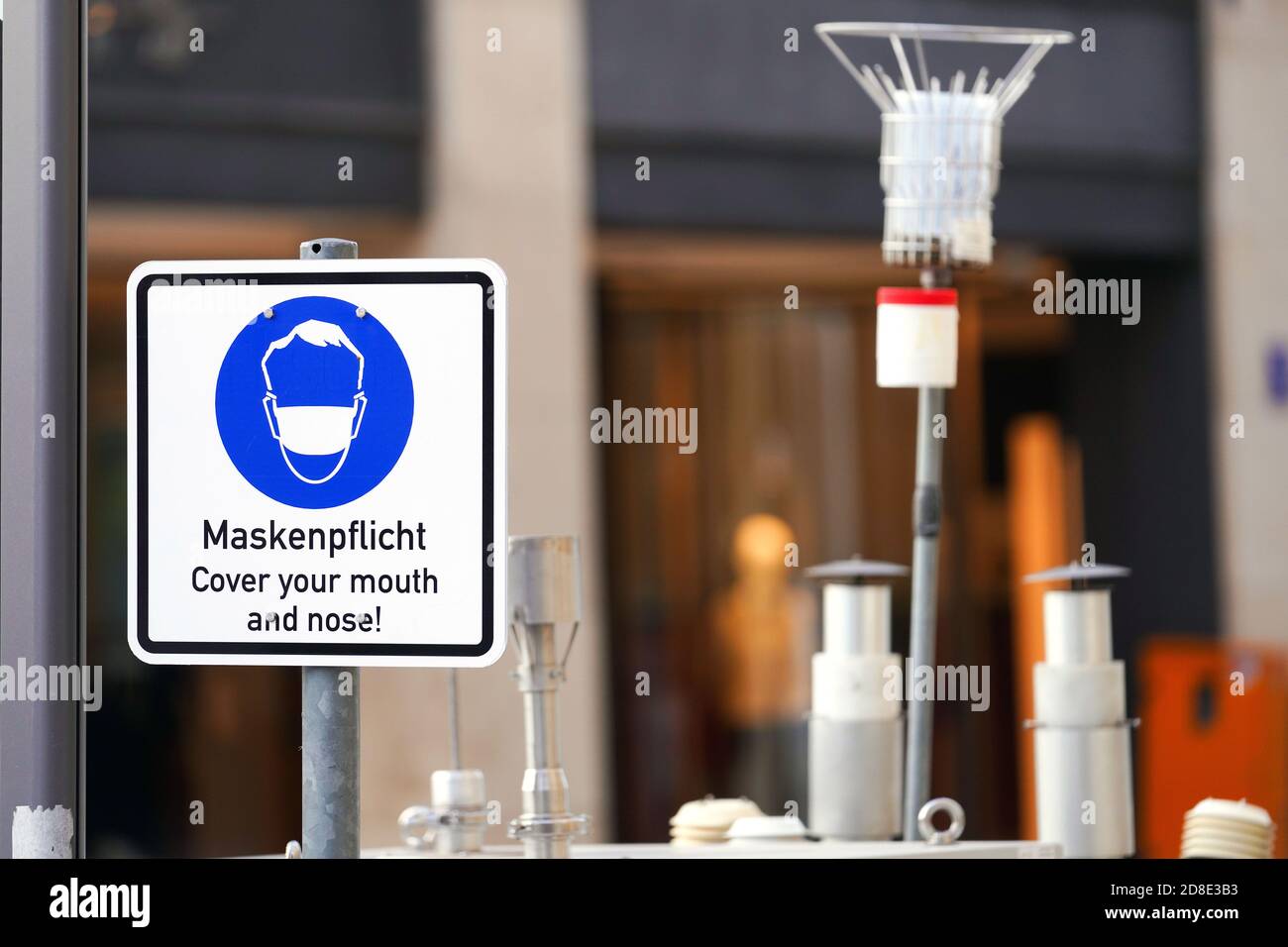 Monaco di Baviera, 26 ottobre 2020: Un segno con un pittogramma di maschera e l'iscrizione 'Mask requirement' si trova su Max-Joseph-Platz di Monaco, Baviera, Germania --- München, 26.10.2020: Ein Swild mit Masken-Piktogramm und der Aufschrift 'Maskenpflicht' steht am Münchener Max-Joseph-Platz, München, Bayern, Deutschland Foto Stock