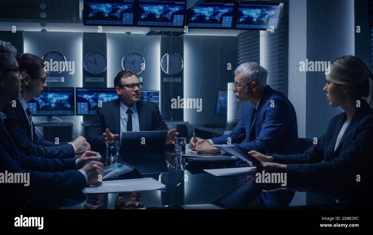 I dirigenti aziendali hanno un incontro chiuso con i funzionari pubblici nella Sala delle trattative. Persone aziendali gravi che risolvono i problemi. Foto Stock