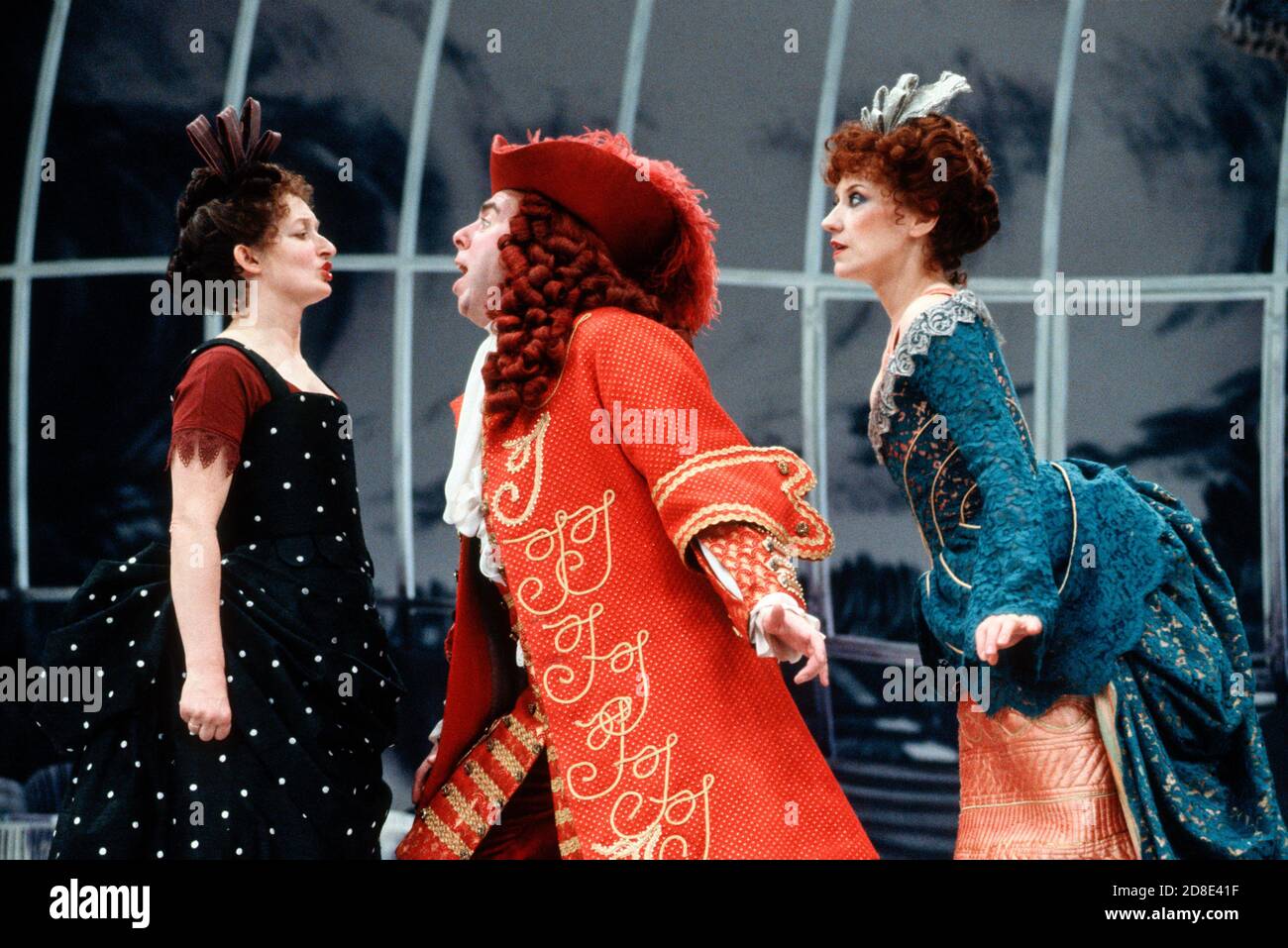 l-r: Janine Duvitski (Nicole), Timothy Spall (Monsieur Jourdain), Anita Dobson (Madame Jourdain) in LE BOURGEOIS GENTILHOMME di Moliere al Lyttelton Theatre, Teatro Nazionale (NT), Londra SE1 05/05/1992 in una nuova versione di Nick Cari musiche di Jean-Baptiste Lilliy Set di luci: Il marchio Nicky Quilly: Scott Zielinski combatte: Johnny Hutch coreografia: Michael Popper regista: Richard Jones Foto Stock