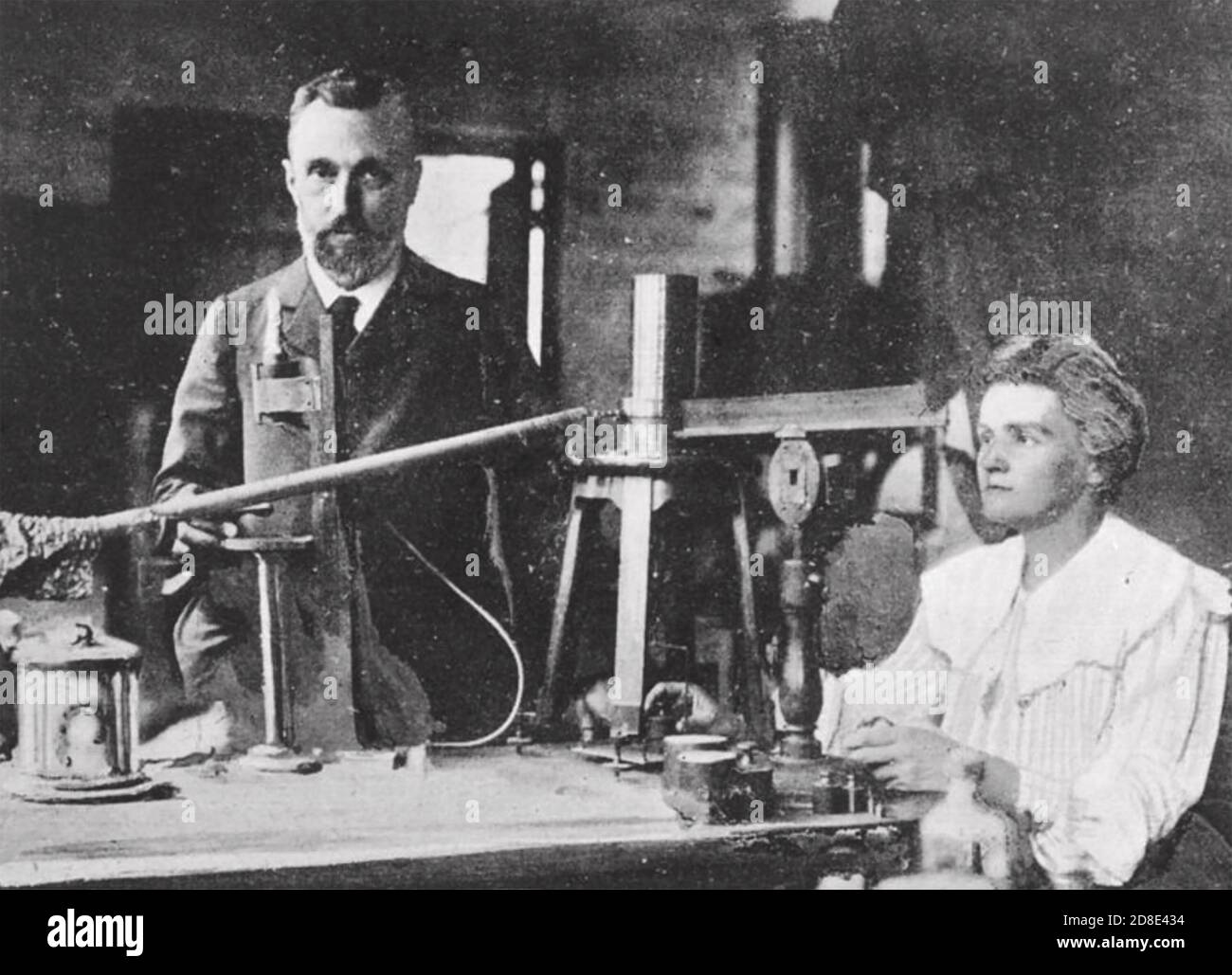 MARIE e PIERRE CURIE nel loro laboratorio di Parigi poco dopo È stato insignito del Premio Nobel per la fisica nel 1903 Foto Stock