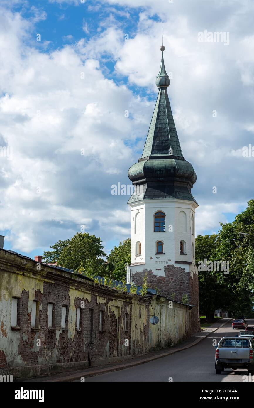 Vista sulla torre del municipio nella parte vecchia di Vyborg. In primo piano sono le rovine di una ex caserma di artiglieria. Foto Stock