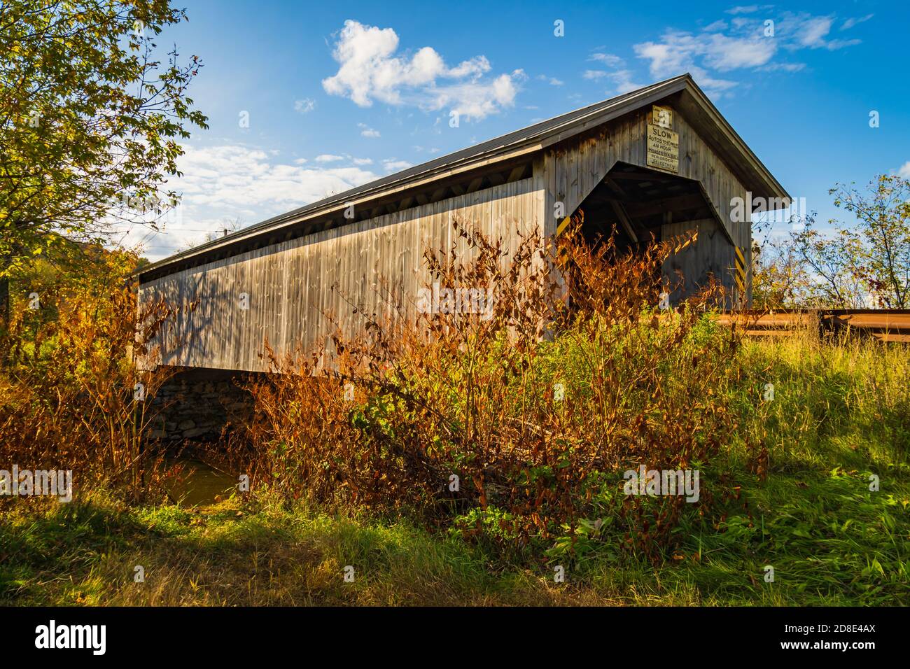 Ponte coperto storico del New England costruito in stile reticolo nel 1890 Foto Stock