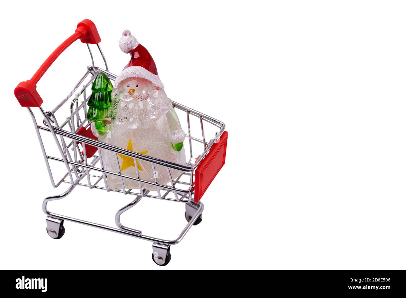 Bella vista ravvicinata della figura giocattolo pupazzo di neve nel carrello giocattolo su sfondo bianco chiaro. Natale e Capodanno. Foto Stock