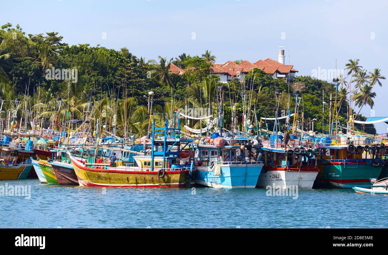 Mirissa, Sri Lanka - 25 dicembre 2019: Barche da pesca nel porto di Mirissa, una delle principali destinazioni di viaggio dello Sri Lanka. Foto Stock