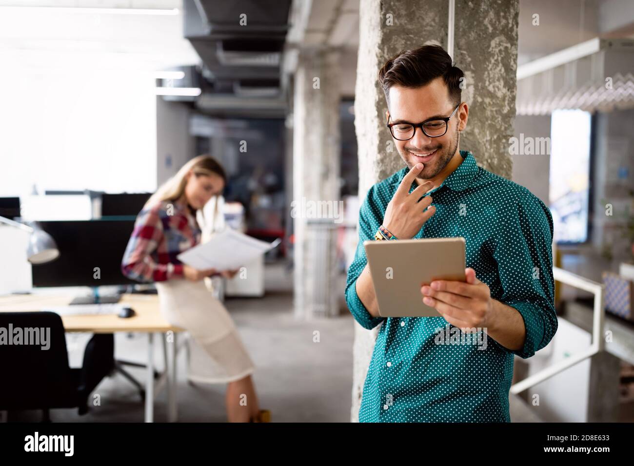 Giovane uomo utilizzando la tecnologia digitale compressa in corporate business office Foto Stock