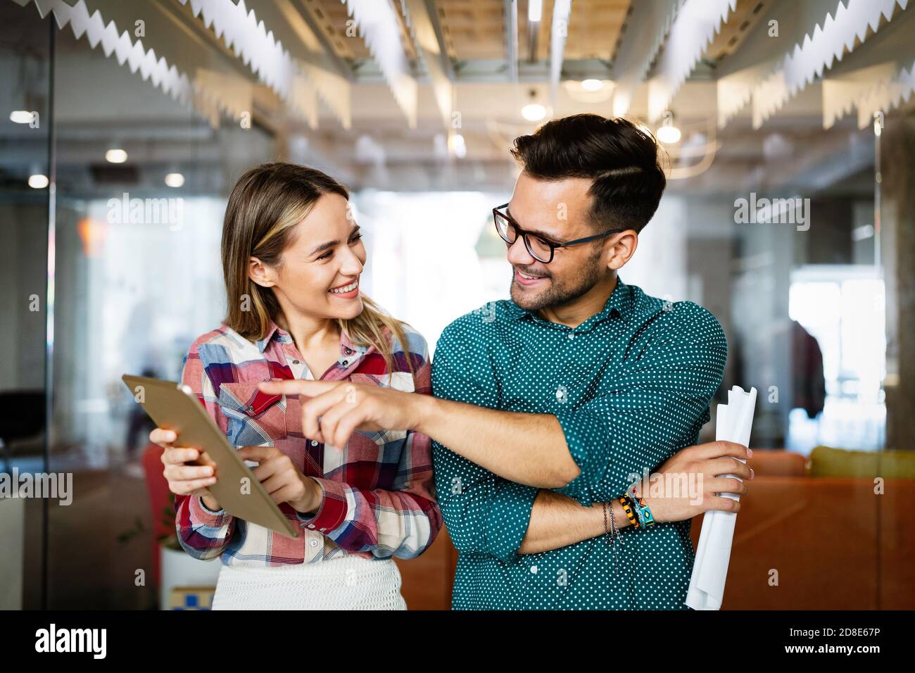 Felice designer creativi, la gente di affari di brainstorming in office Foto Stock