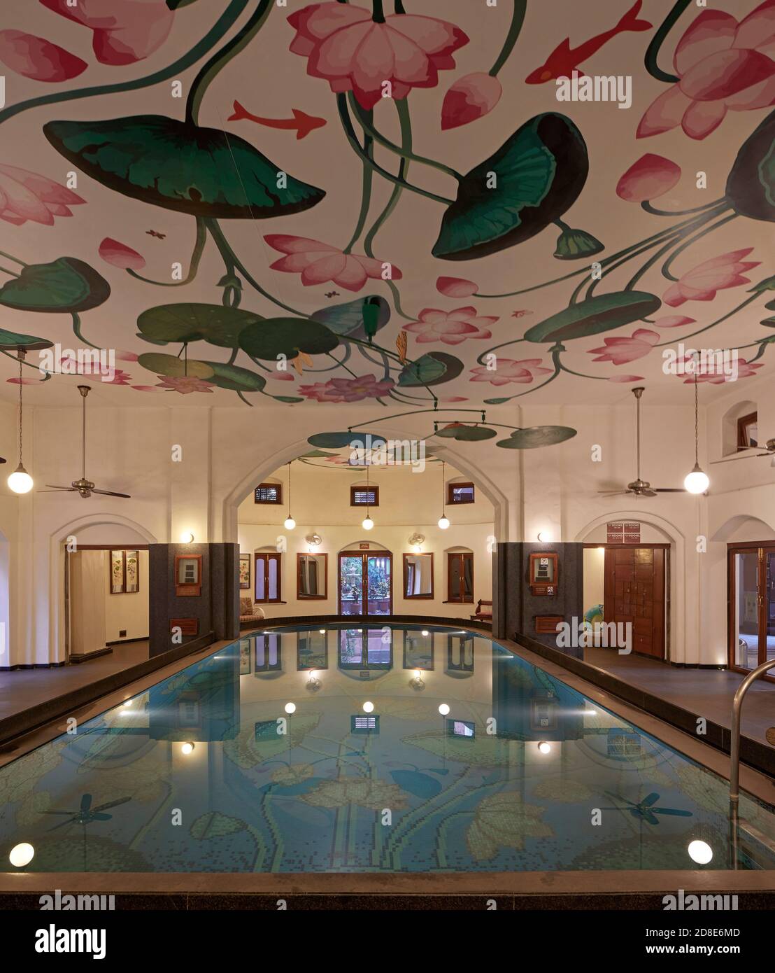 Piscina interna con decorazioni indiane. Alloggio generale, varie, Regno Unito. Architetto: Vari, 2020. Foto Stock