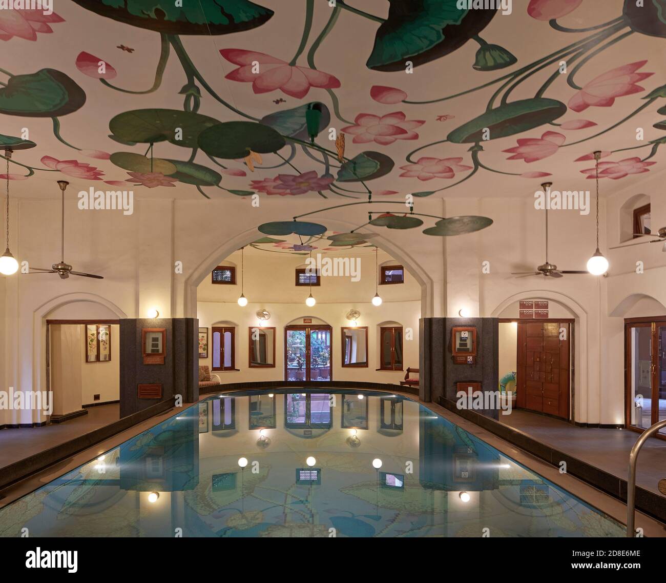 Piscina interna con decorazioni indiane. Alloggio generale, varie, Regno Unito. Architetto: Vari, 2020. Foto Stock