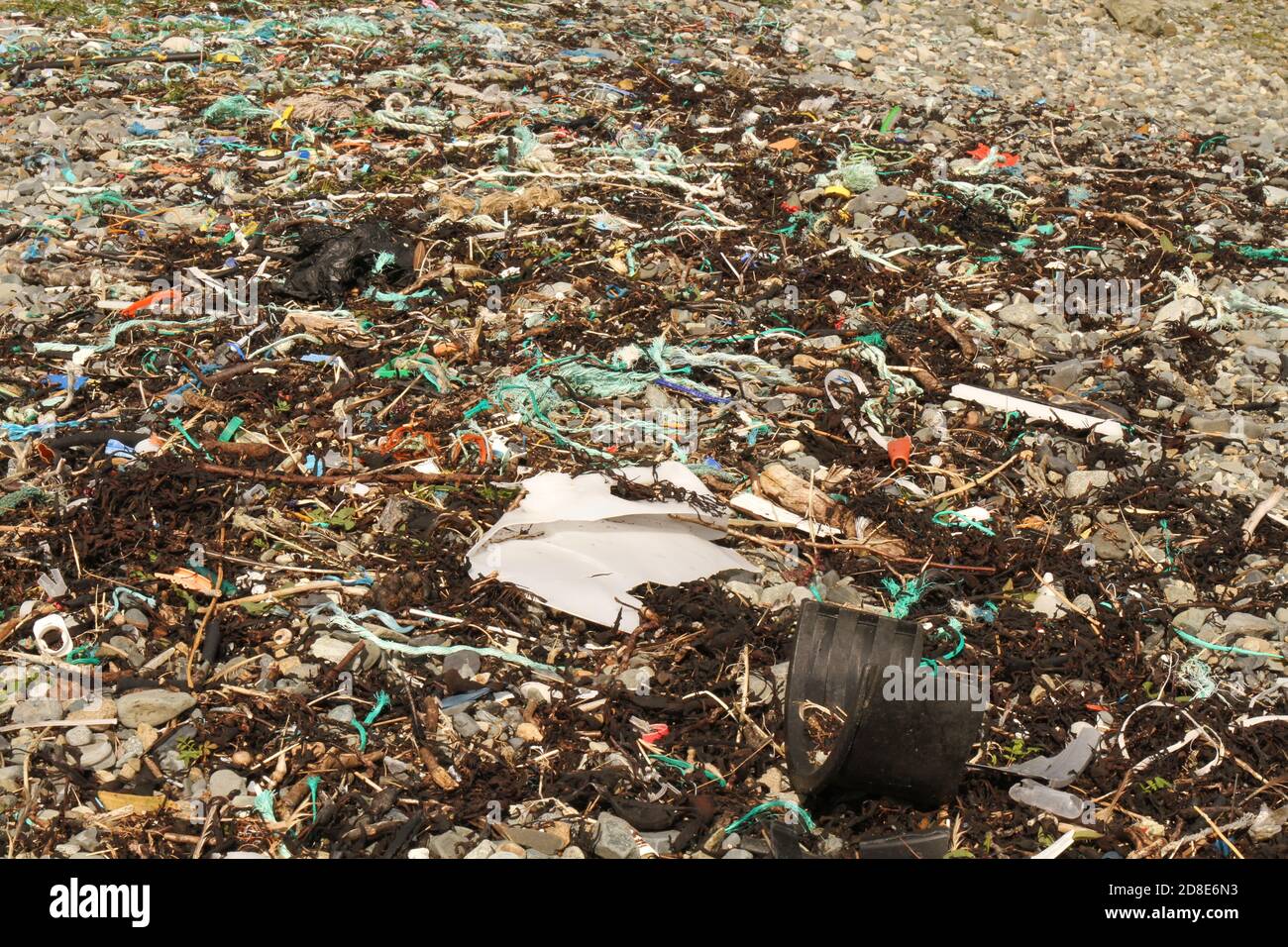 Marino, oceanico non biodegradabile inquinamento plastico lavato sulla spiaggia a Camasunary Bay, Isola di Skye, Scozia Regno Unito Foto Stock