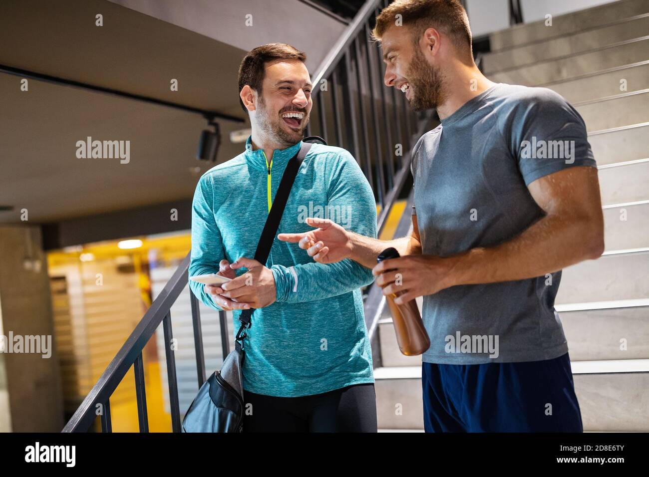 Happy amici godendo di pausa mentre la chat in palestra Foto Stock