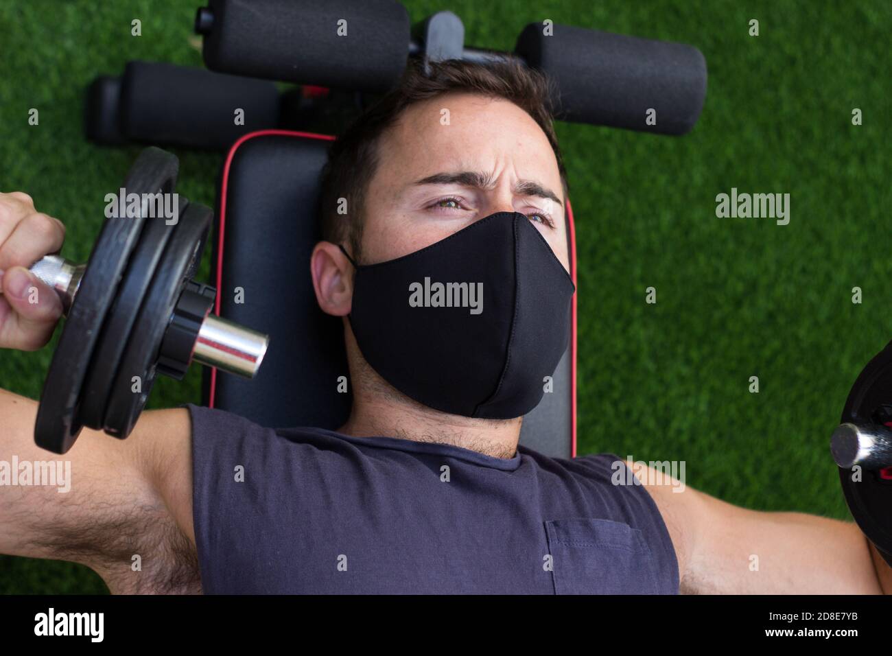 Giovane sportivo durante l'allenamento con maschera Foto Stock