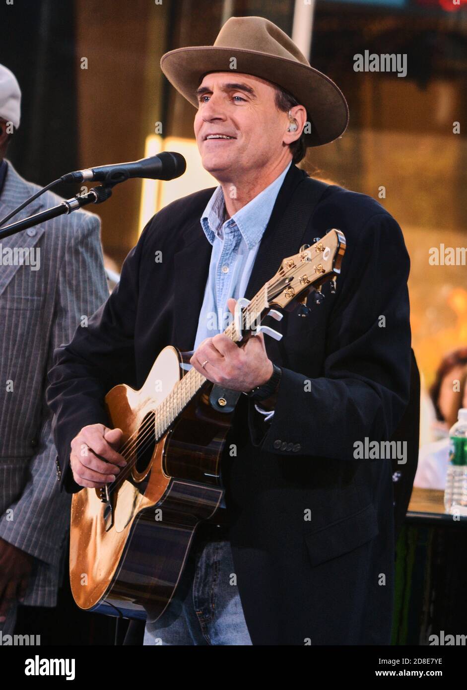 NEW YORK, NY, USA - 21 GIUGNO 2005: James Taylor si esibisce nel Today Show della NBC al Rockefeller Plaza. ©2005 Paul J. Froggatt/FamousPixs/Alamy foto d'archivio Foto Stock