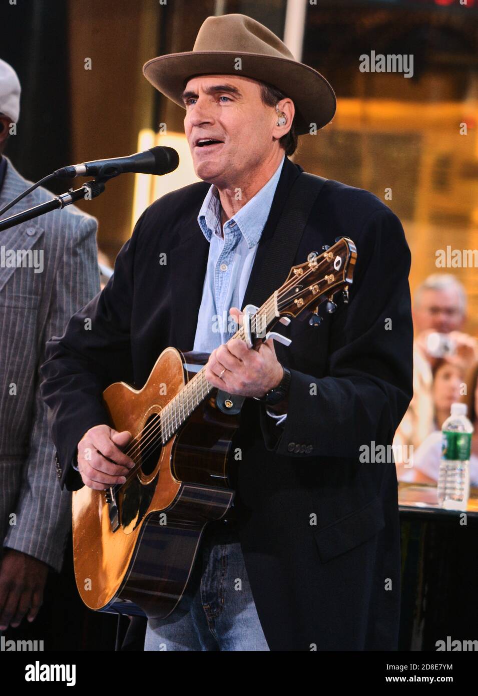 NEW YORK, NY, USA - 21 GIUGNO 2005: James Taylor si esibisce nel Today Show della NBC al Rockefeller Plaza. ©2005 Paul J. Froggatt/FamousPixs/Alamy foto d'archivio Foto Stock
