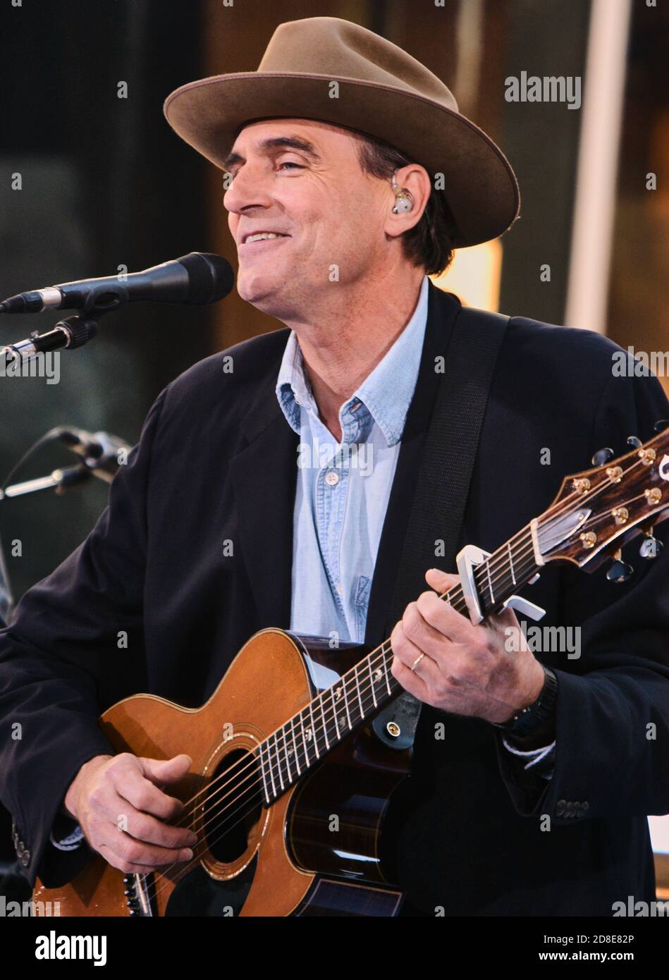 NEW YORK, NY, USA - 21 GIUGNO 2005: James Taylor si esibisce nel Today Show della NBC al Rockefeller Plaza. ©2005 Paul J. Froggatt/FamousPixs/Alamy foto d'archivio Foto Stock