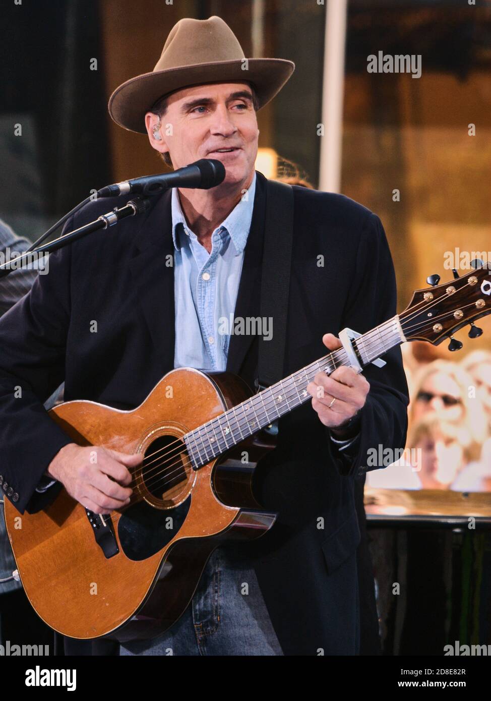 NEW YORK, NY, USA - 21 GIUGNO 2005: James Taylor si esibisce nel Today Show della NBC al Rockefeller Plaza. ©2005 Paul J. Froggatt/FamousPixs/Alamy foto d'archivio Foto Stock