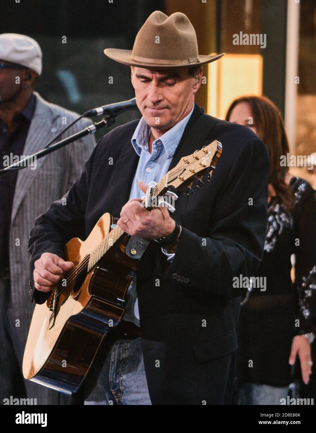 NEW YORK, NY, USA - 21 GIUGNO 2005: James Taylor si esibisce nel Today Show della NBC al Rockefeller Plaza. ©2005 Paul J. Froggatt/FamousPixs/Alamy foto d'archivio Foto Stock