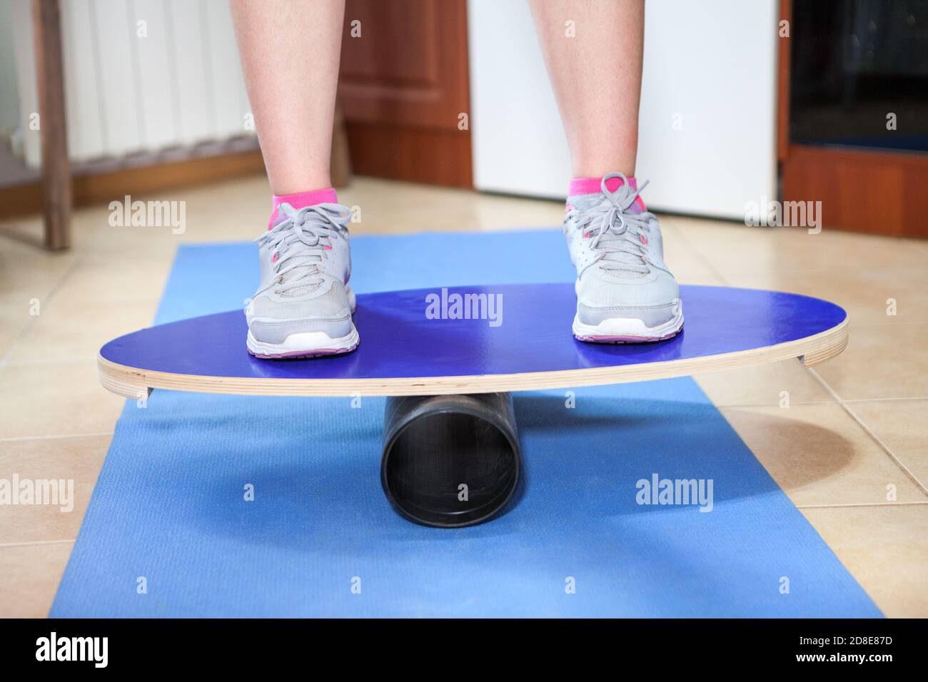 Asse da bilanciamento, vista ravvicinata con piedini dell'atleta, tappetino in gomma. Foto Stock