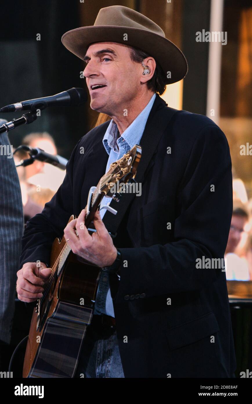 NEW YORK, NY, USA - 21 GIUGNO 2005: James Taylor si esibisce nel Today Show della NBC al Rockefeller Plaza. ©2005 Paul J. Froggatt/FamousPixs/Alamy foto d'archivio Foto Stock