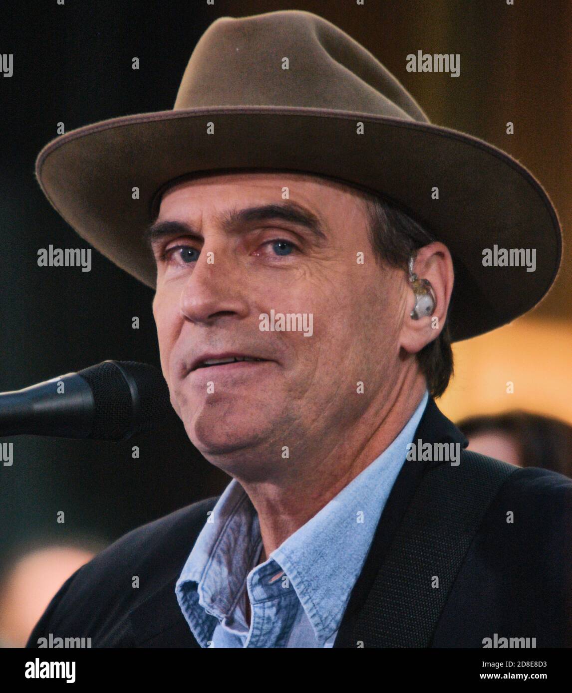 NEW YORK, NY, USA - 21 GIUGNO 2005: James Taylor si esibisce nel Today Show della NBC al Rockefeller Plaza. ©2005 Paul J. Froggatt/FamousPixs/Alamy foto d'archivio Foto Stock