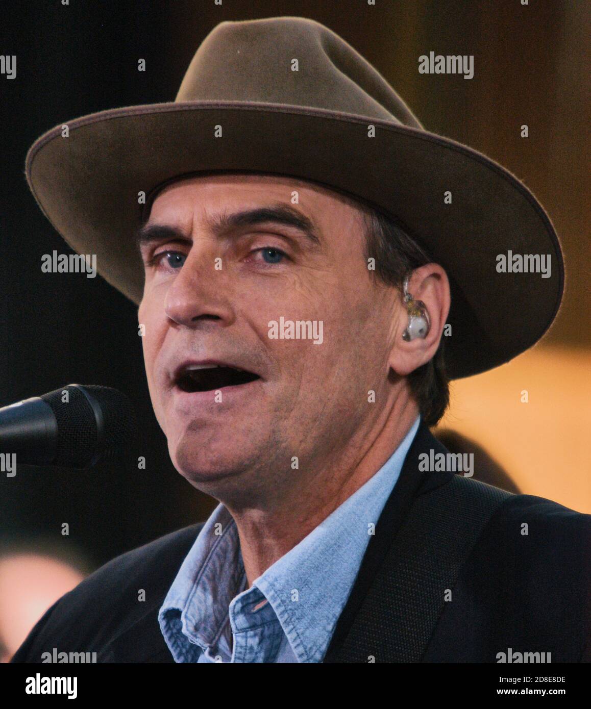 NEW YORK, NY, USA - 21 GIUGNO 2005: James Taylor si esibisce nel Today Show della NBC al Rockefeller Plaza. ©2005 Paul J. Froggatt/FamousPixs/Alamy foto d'archivio Foto Stock