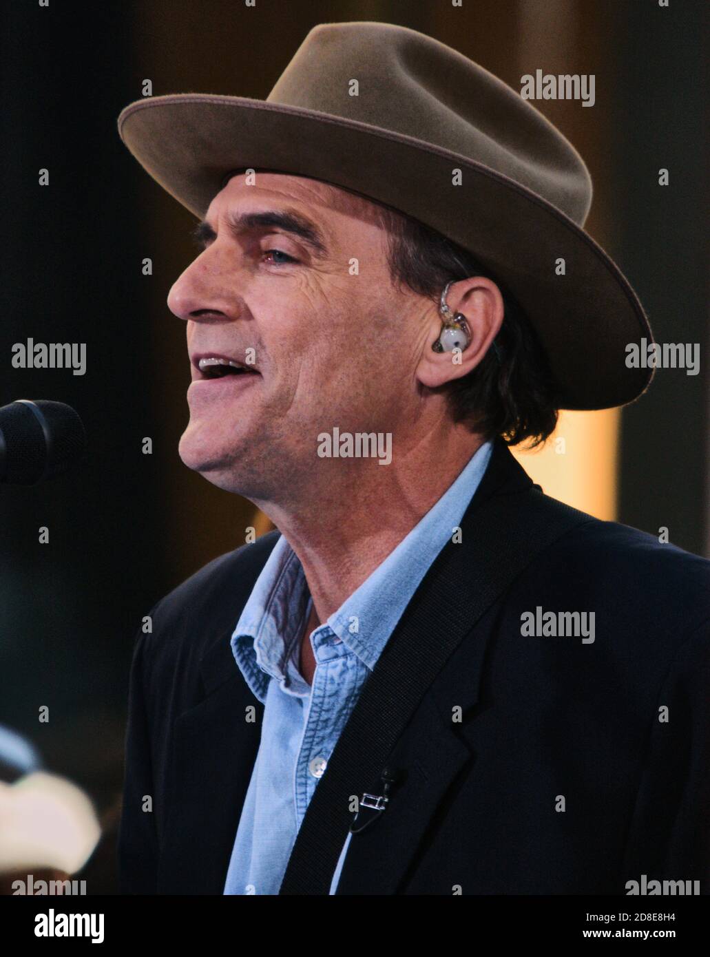 NEW YORK, NY, USA - 21 GIUGNO 2005: James Taylor si esibisce nel Today Show della NBC al Rockefeller Plaza. ©2005 Paul J. Froggatt/FamousPixs/Alamy foto d'archivio Foto Stock
