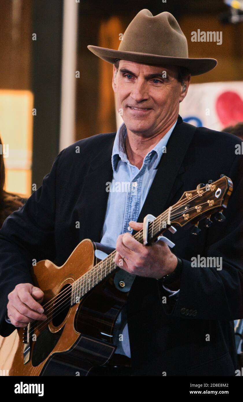 NEW YORK, NY, USA - 21 GIUGNO 2005: James Taylor si esibisce nel Today Show della NBC al Rockefeller Plaza. ©2005 Paul J. Froggatt/FamousPixs/Alamy foto d'archivio Foto Stock