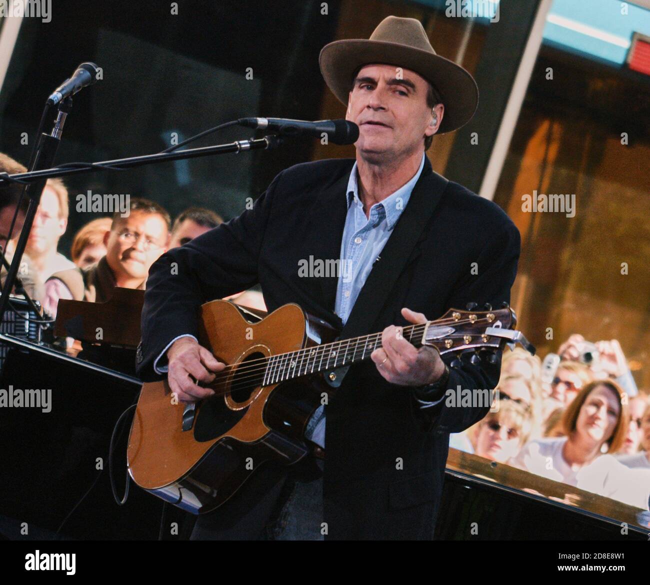 NEW YORK, NY, USA - 21 GIUGNO 2005: James Taylor si esibisce nel Today Show della NBC al Rockefeller Plaza. ©2005 Paul J. Froggatt/FamousPixs/Alamy foto d'archivio Foto Stock