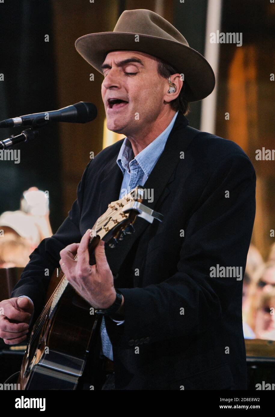 NEW YORK, NY, USA - 21 GIUGNO 2005: James Taylor si esibisce nel Today Show della NBC al Rockefeller Plaza. ©2005 Paul J. Froggatt/FamousPixs/Alamy foto d'archivio Foto Stock